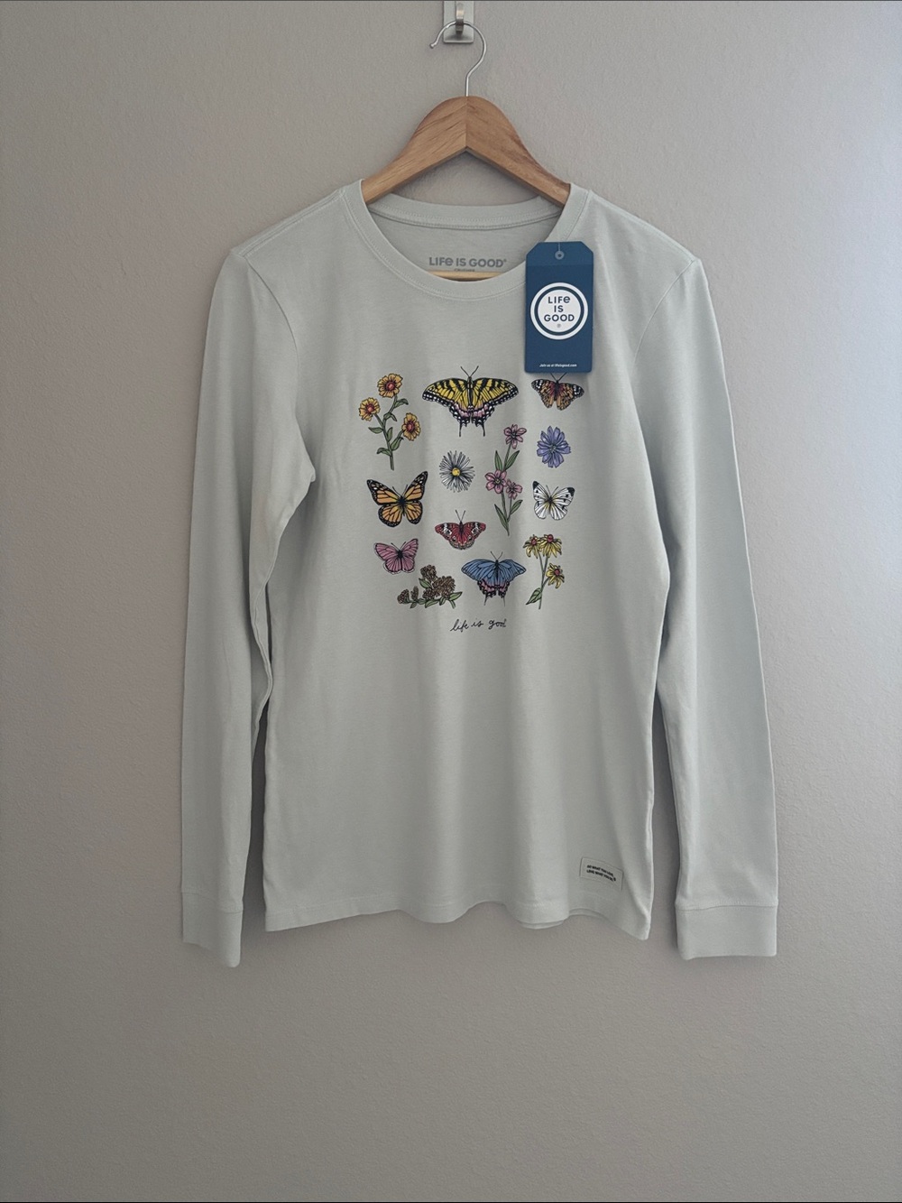 NWT Women’s Life Is Good Long Sleeve Crusher Tee Butterfly Floral Fog Gray SZ M